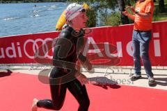 Triathlon Ingolstadt -2017  Baggersee - Olympische Distanz erste Frau kommt aus dem Wasser