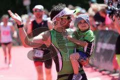 Triathlon Ingolstadt -2017  Baggersee - Zieleinlauf  Emotionen Glück mit Kind