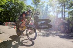 Triathlon Ingolstadt -2017  Baggersee - Mitteldistanz, die Fahrrer kommen zurück in die Wechselzone