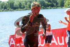 Triathlon Ingolstadt -2017  Baggersee - Olympische Diistanz - späterer Sieger Niclas Bock aus Köln kommt als erster aus dem Wasser