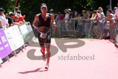Triathlon Ingolstadt -2017  Baggersee - Olympische Distanz - Laufen - Zieleinlauf Ralf Schmiedeke