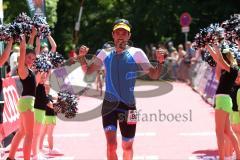 Triathlon Ingolstadt -2017  Baggersee - Olympische Distanz - Laufen - Sieger Niclas Bock aus Köln läuft ins Ziel Jubel