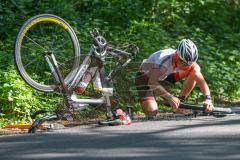 Triathlon Ingolstadt 2018 - Radfahrer mit einer Panne - Foto: Jürgen Meyer