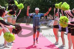 Triathlon Ingolstadt 2019 - 2. Sieger Markus Stöhr blau ESV Ingolstadt Positiv Fitness mit einer Zeit von 4:01:03 - jubel -  Foto: Jürgen Meyer