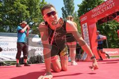 Triathlon Ingolstadt 2019 - Läufer erschöpft am Boden - Foto: Jürgen Meyer
