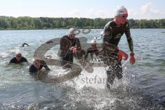 Triathlon Ingolstadt 2019 - Schwimmer steigen aus dem Wasser - Foto: Jürgen Meyer