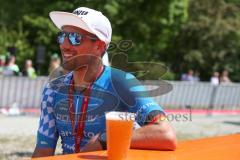 Triathlon Ingolstadt 2019 - 2. Sieger Markus Stöhr blau ESV Ingolstadt Positiv Fitness mit einer Zeit von 4:01:03 - jubel -  Foto: Jürgen Meyer