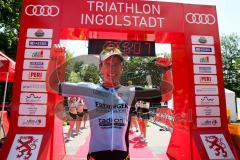 Triathlon Ingolstadt 2019 - 1. Sieger Tobias Heining Post SV Nürnberg mit der Zeit von 3:55:23 - jubel - Foto: Jürgen Meyer