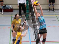 Volleyball Damen - ESV Ingolstadt - MTV Ingolstadt - rechts Romina Stenzel rettet den Ball, links 12 Andrea Hüttinger ESV