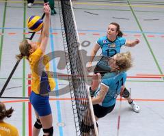 Volleyball Damen - ESV Ingolstadt - MTV Ingolstadt - rechts Romina Stenzel 12 und Redel 11 MTV beobachten den Ball