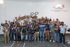 Audi Autonomous Driving Cup 2016 - Finale - Alle Sieger auf dem Podest mit alles Teilnehmern, autonomes Fahren mit Modellautos