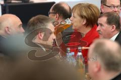 500 Jahre Bier Reinheitsgebot - Festakt in Ingolstadt Klenzepark - Festrede Bundeskanzlerin, Angela Merkel am Tisch im Gespräch mit Christian Schmidt (CSU) - Bundesminister für Ernährung und Landwirtschaft