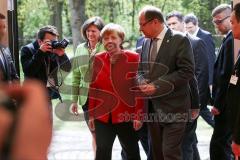 500 Jahre Bier Reinheitsgebot - Festakt in Ingolstadt Klenzepark - Festrede Bundeskanzlerin Angela Merkel kommt mit Christian Schmidt (CSU) - Bundesminister für Ernährung und Landwirtschaft