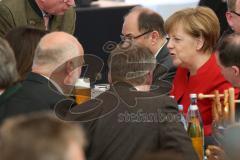 500 Jahre Bier Reinheitsgebot - Festakt in Ingolstadt Klenzepark - Festrede Bundeskanzlerin, Angela Merkel am Tisch im Gespräch mit Christian Schmidt (CSU) - Bundesminister für Ernährung und Landwirtschaft
