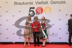 500 Jahre Bier Reinheitsgebot - Festakt in Ingolstadt Klenzepark - Festrede Bundeskanzlerin Angela Merkel mit Hopfen und Bierkönigin