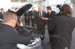 Audi - Fahrzeugübergabe an den Bayerischen Wirtschaftsminister Martin Zeil - Vertriebschef Michael Renz übergibt Audi A6 hybrid. Großes Medienaufkommen