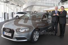 Audi - Fahrzeugübergabe an den Bayerischen Wirtschaftsminister Martin Zeil - Vertriebschef Michael Renz übergibt Audi A6 hybrid