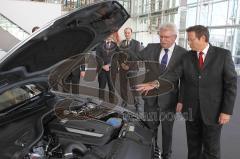 Audi - Fahrzeugübergabe an den Bayerischen Wirtschaftsminister Martin Zeil - Vertriebschef Michael Renz übergibt Audi A6 hybrid