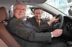 Audi - Fahrzeugübergabe an den Bayerischen Wirtschaftsminister Martin Zeil - Vertriebschef Michael Renz rechts übergibt Audi A6 hybrid