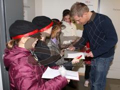 Eisgala 2009 - Daniel Weiss - Tom Gaebel gibt Autogramme