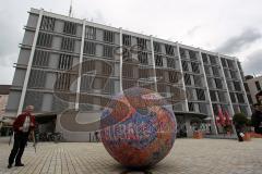 GLOBALL - Der Ball zur WM - Glücksbringer von Andreas Köpke - rollt durch den neuen Audi Sportpark und am Rathausplatz Ingolstadt