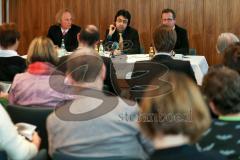 Pressekonferenz - Audi Forum - Georgisches Kammerorchester Ingolstadt GKO stellt neuen Künstlerischen Leiter Ruben Gazarian vor - vorne von links Kulturreferent Ingolstadt Gabriel Engert, Ruben Gazarian und rechts Geschäftsführer GKO Alexander Stefan