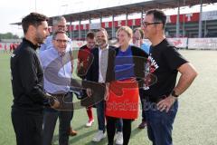 Grünen-MdB Cem Özdemir besucht mit Katharina Schulze den FC Ingolstadt 04, Themen Inklusion und Migration im Breitensport, MdB Cem Özdemir begrüßt Cheftrainer Stefan Leitl (FCI)