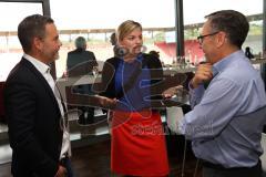 Grünen-MdB Cem Özdemir besucht mit Katharina Schulze den FC Ingolstadt 04, Themen Inklusion und Migration im Breitensport, Thorsten Brieger (FCI) Katharina Schulze und Geschäftsführer Franz Spitzauer (FCI)