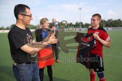 Grünen-MdB Cem Özdemir besucht mit Katharina Schulze den FC Ingolstadt 04, Themen Inklusion und Migration im Breitensport, MdB Cem Özdemir übergibt der besonderen Mannschaft die von den FCI-Profis gespendeten Trikots, mitte Katharina Schulze