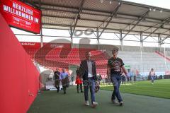 Grünen-MdB Cem Özdemir besucht mit Katharina Schulze den FC Ingolstadt 04, Themen Inklusion und Migration im Breitensport, MdB Cem Özdemir und Katharina Schulze wird der Audi Sportpark gezeigt, mit Geschäftsführer Franz Spitzauer (FCI) und Thorsten Briege