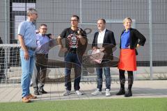 Grünen-MdB Cem Özdemir besucht mit Katharina Schulze den FC Ingolstadt 04, Themen Inklusion und Migration im Breitensport, MdB Cem Özdemir Katharina Schulze rechts Thorsten Brieger (FCI) Geschäftsführer Franz Spitzauer (FCI)