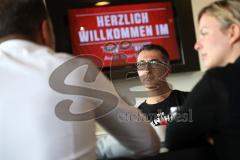 Grünen-MdB Cem Özdemir besucht mit Katharina Schulze den FC Ingolstadt 04, Themen Inklusion und Migration im Breitensport, MdB Cem Özdemir und Katharina Schulze wird der Audi Sportpark gezeigt, mit Geschäftsführer Franz Spitzauer (FCI) und Thorsten Briege