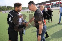 Grünen-MdB Cem Özdemir besucht mit Katharina Schulze den FC Ingolstadt 04, Themen Inklusion und Migration im Breitensport, MdB Cem Özdemir begrüßt Cheftrainer Stefan Leitl (FCI)