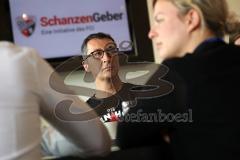 Grünen-MdB Cem Özdemir besucht mit Katharina Schulze den FC Ingolstadt 04, Themen Inklusion und Migration im Breitensport, MdB Cem Özdemir und Katharina Schulze wird der Audi Sportpark gezeigt, mit Geschäftsführer Franz Spitzauer (FCI) und Thorsten Briege