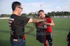 Grünen-MdB Cem Özdemir besucht mit Katharina Schulze den FC Ingolstadt 04, Themen Inklusion und Migration im Breitensport, MdB Cem Özdemir übergibt der besonderen Mannschaft die von den FCI-Profis gespendeten Trikots