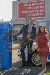 E-Tankstelle für Schuster Home Company - SWI / Stadtwerke Ingolstadt errichten neue Lademöglichkeit für Elektrofahrzeuge auf Kundenparkplatz von Schuster Home Company - Karena Schleicher Geschäftsführung Schuster HC rechts und  Matthias Bolle Geschäftsfü