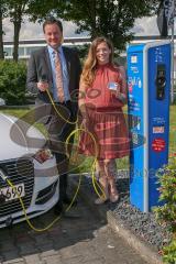 E-Tankstelle für Schuster Home Company - SWI / Stadtwerke Ingolstadt errichten neue Lademöglichkeit für Elektrofahrzeuge auf Kundenparkplatz von Schuster Home Company - Karena Schleicher Geschäftsführung Schuster HC rechts und  Matthias Bolle Geschäftsfüh