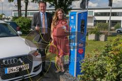 E-Tankstelle für Schuster Home Company - SWI / Stadtwerke Ingolstadt errichten neue Lademöglichkeit für Elektrofahrzeuge auf Kundenparkplatz von Schuster Home Company - Karena Schleicher Geschäftsführung Schuster HC rechts und  Matthias Bolle Geschäftsfüh