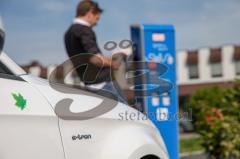E-Tankstelle für Schuster Home Company - SWI / Stadtwerke Ingolstadt errichten neue Lademöglichkeit für Elektrofahrzeuge auf Kundenparkplatz von Schuster Home Company - Foto: Jürgen Meyer