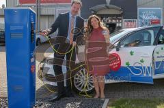 E-Tankstelle für Schuster Home Company - SWI / Stadtwerke Ingolstadt errichten neue Lademöglichkeit für Elektrofahrzeuge auf Kundenparkplatz von Schuster Home Company - Karena Schleicher Geschäftsführung Schuster HC rechts und  Matthias Bolle Geschäftsfüh