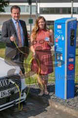 E-Tankstelle für Schuster Home Company - SWI / Stadtwerke Ingolstadt errichten neue Lademöglichkeit für Elektrofahrzeuge auf Kundenparkplatz von Schuster Home Company - Karena Schleicher Geschäftsführung Schuster HC rechts und  Matthias Bolle Geschäftsfüh