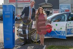 E-Tankstelle für Schuster Home Company - SWI / Stadtwerke Ingolstadt errichten neue Lademöglichkeit für Elektrofahrzeuge auf Kundenparkplatz von Schuster Home Company - Karena Schleicher Geschäftsführung Schuster HC rechts und  Matthias Bolle Geschäftsfüh