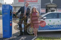 E-Tankstelle für Schuster Home Company - SWI / Stadtwerke Ingolstadt errichten neue Lademöglichkeit für Elektrofahrzeuge auf Kundenparkplatz von Schuster Home Company - Karena Schleicher Geschäftsführung Schuster HC rechts und  Matthias Bolle Geschäftsfü