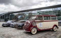 Pressetermin, Schlüsselübergabe der Mess- und Organisationsfahrzeuge an das DONAU CLASSIC Team durch Thomas Frank (2. von rechts), Leiter Audi Tradition an Alexander Arold, Karin Halbritter und Robert Faber