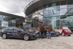 Pressetermin, Schlüsselübergabe der Mess- und Organisationsfahrzeuge an das DONAU CLASSIC Team durch Thomas Frank (2. von rechts), Leiter Audi Tradition an Alexander Arold, Karin Halbritter und Robert Faber