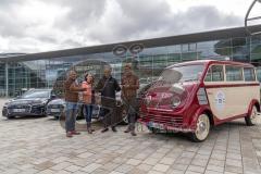 Pressetermin, Schlüsselübergabe der Mess- und Organisationsfahrzeuge an das DONAU CLASSIC Team durch Thomas Frank (2. von rechts), Leiter Audi Tradition an Alexander Arold, Karin Halbritter und Robert Faber