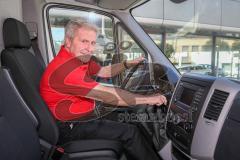 Fahrzeugübergabe vom Mercedes-Benz Autohaus Praunsmändtl an die Ingolstädter Tafel - Reinhard Heil Fahrer der Ingolstädter Tafel - Foto: Jürgen Meyer