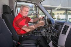 Fahrzeugübergabe vom Mercedes-Benz Autohaus Praunsmändtl an die Ingolstädter Tafel - Reinhard Heil Fahrer der Ingolstädter Tafel - Foto: Jürgen Meyer