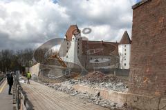 Abriss der Mauer - altes Gießereigelände in Ingolstadt an der Donaulände