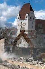 Abriss der Mauer - altes Gießereigelände in Ingolstadt an der Donaulände